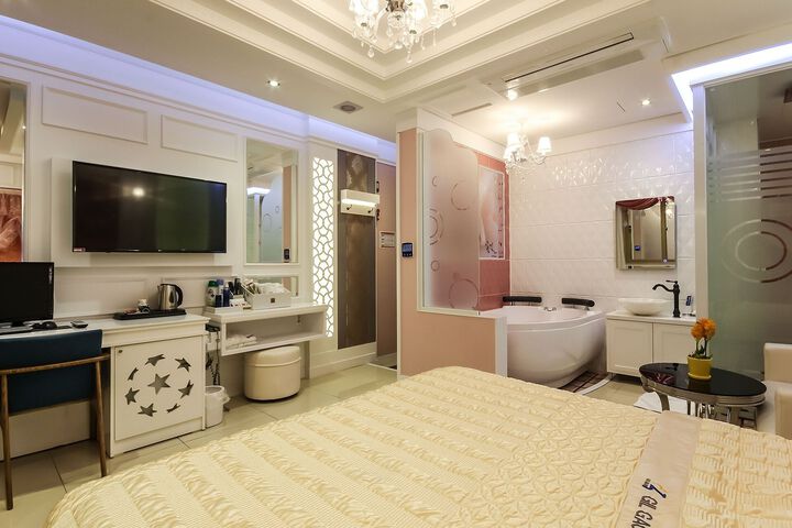 Room 15 of 42