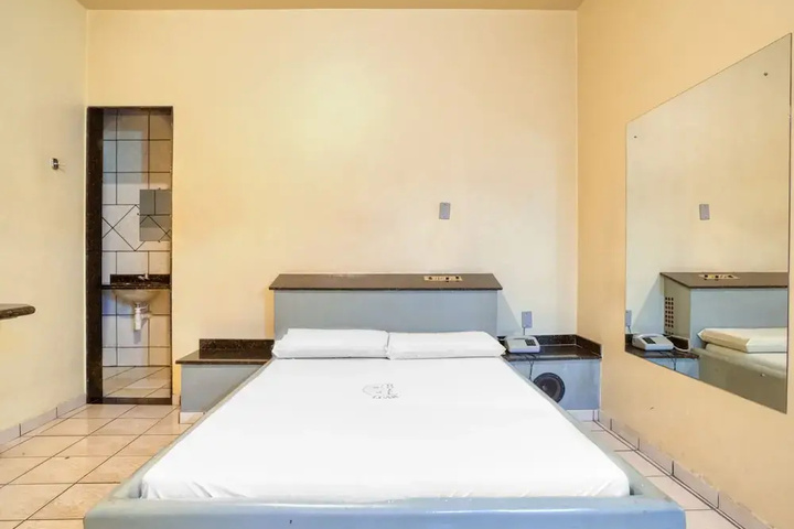 Room 5 of 16