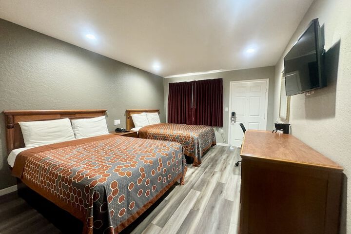 2 Queen Beds (7 of 10)