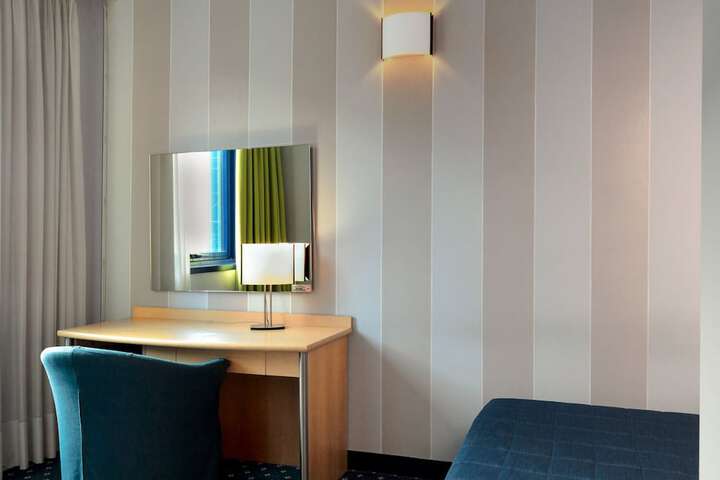 Room 25 of 63