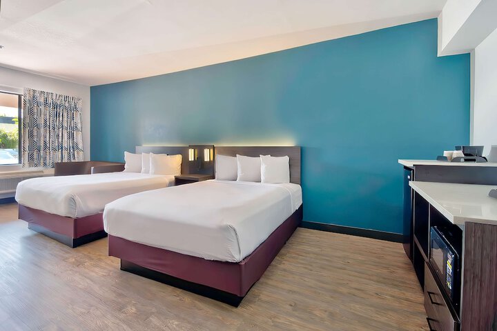 1 Queen Bed Modern (11 of 31)