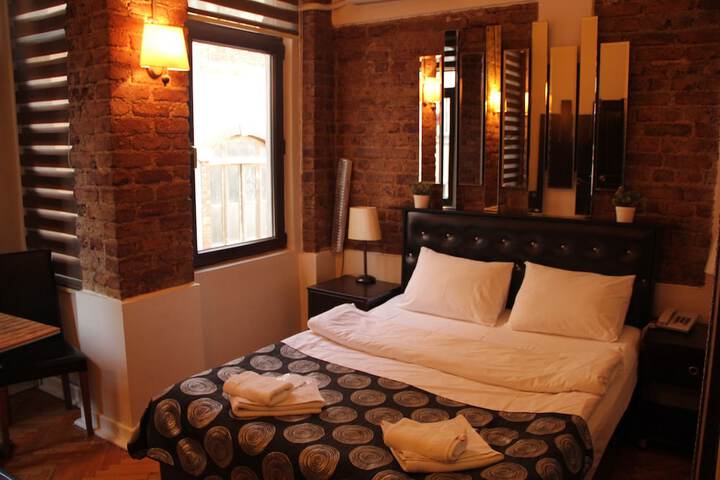 Room 10 of 27