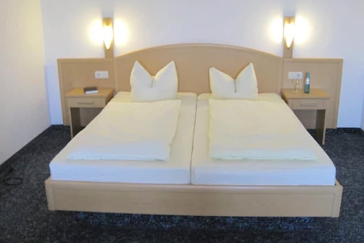 Room 6 of 30