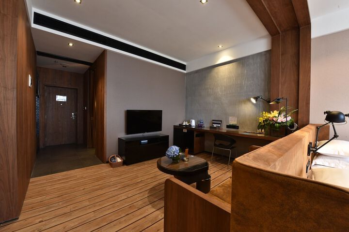 Room 8 of 16
