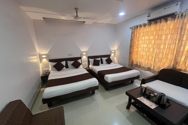 Room 5 of 8