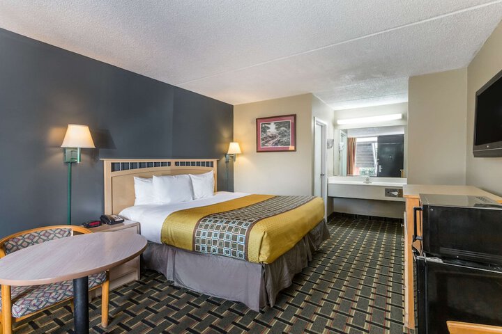 1 King Bed (8 of 8)