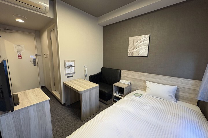 Room 6 of 32