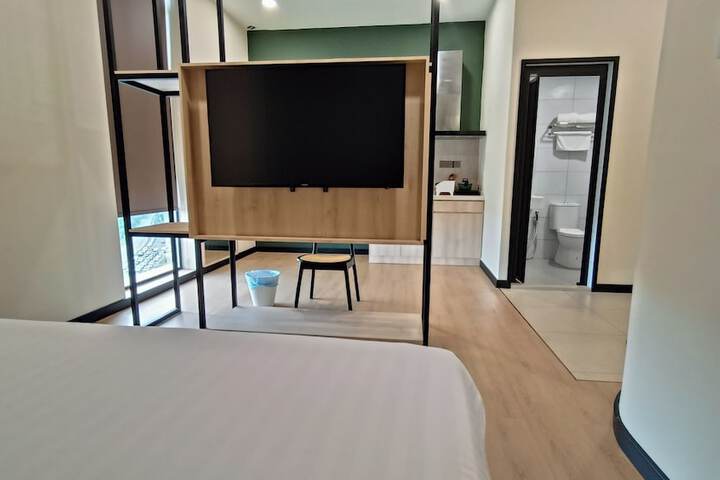Room 28 of 35