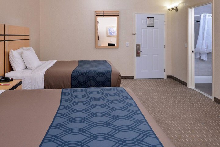 1 Queen Bed (8 of 17)
