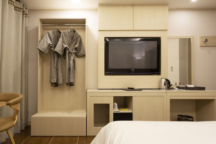Room 11 of 42