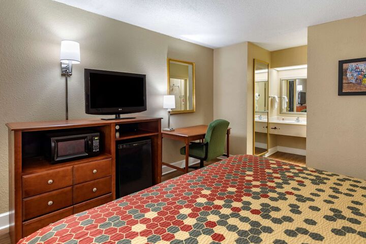 1 King Bed (8 of 9)