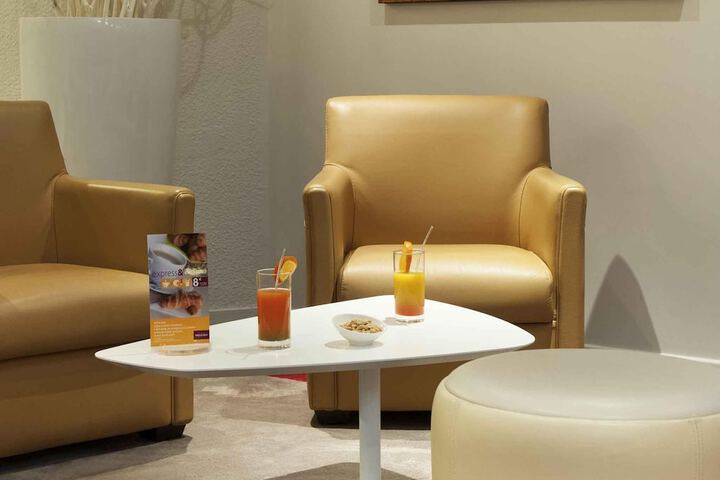 Lounge 64 of 81