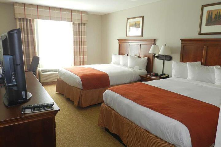 2 Queen Beds (7 of 9)