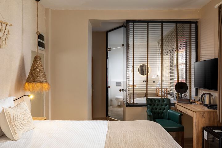 Room 8 of 27