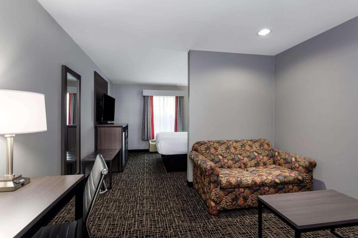 1 King Bed (4 of 16)