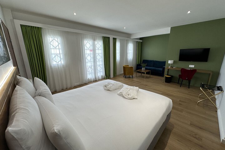 Room 10 of 38