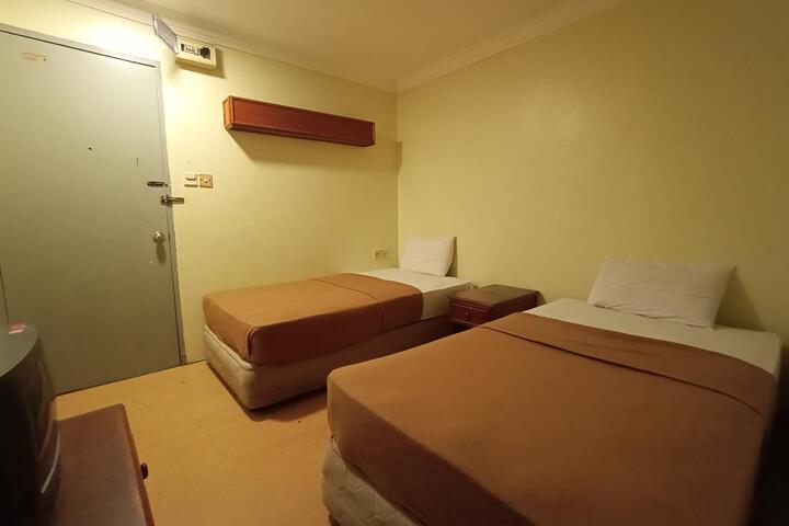 Room 3 of 40