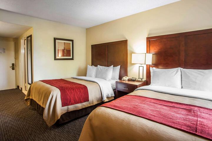 2 Queen Beds (7 of 8)