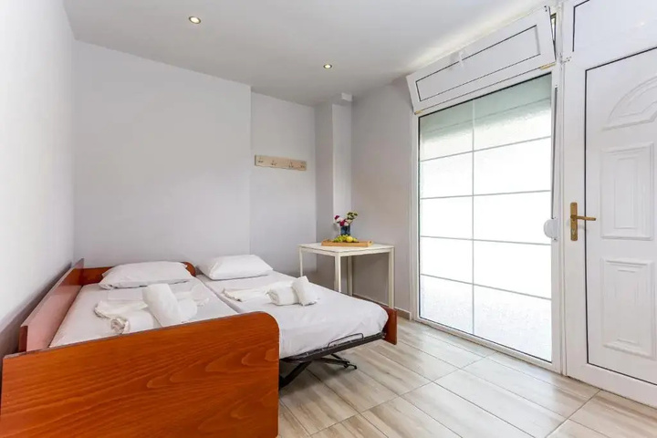 Room 4 of 17