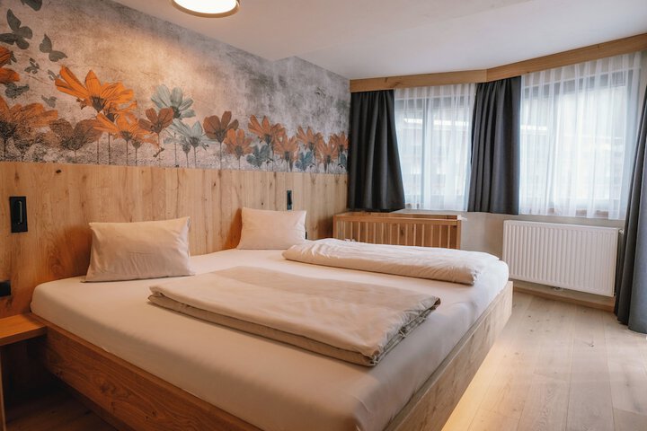 Room 6 of 100