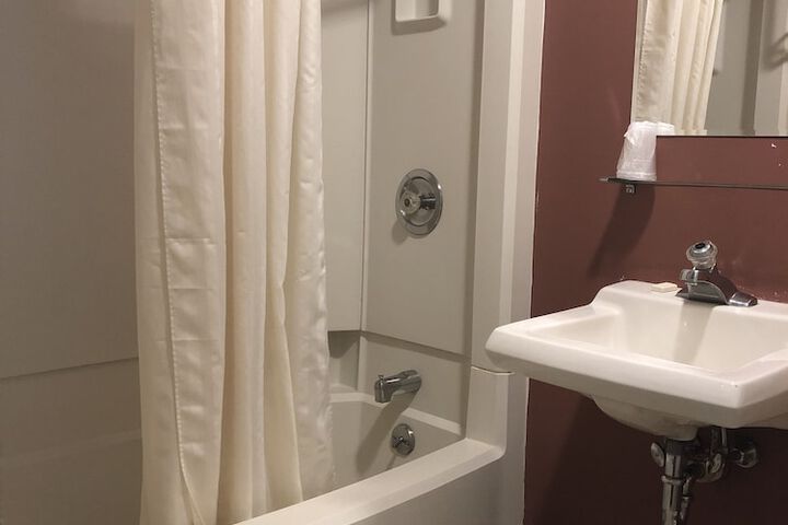 1 Queen Bed (2 of 20)
