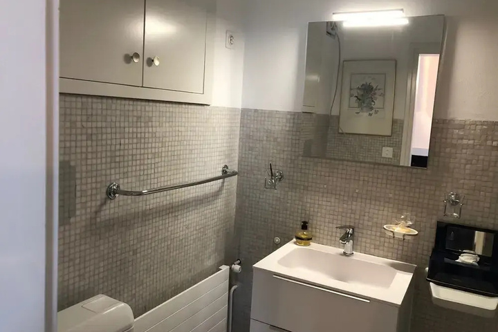 Room 7 of 12