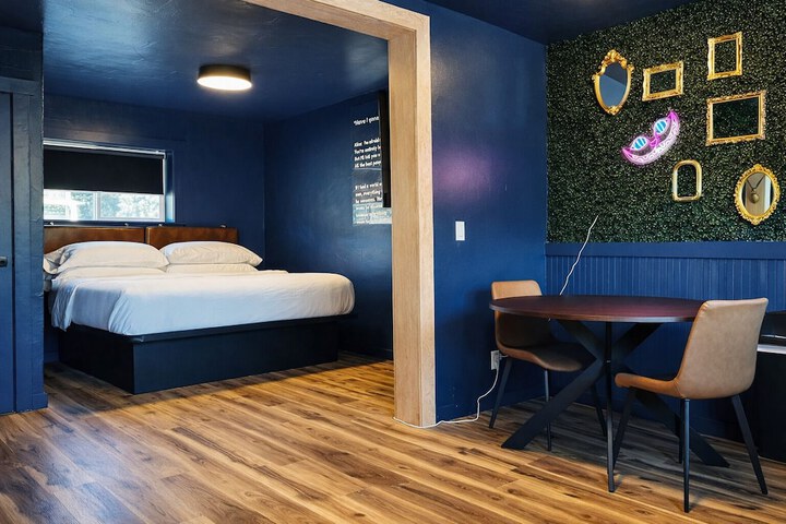 Room 32 of 60