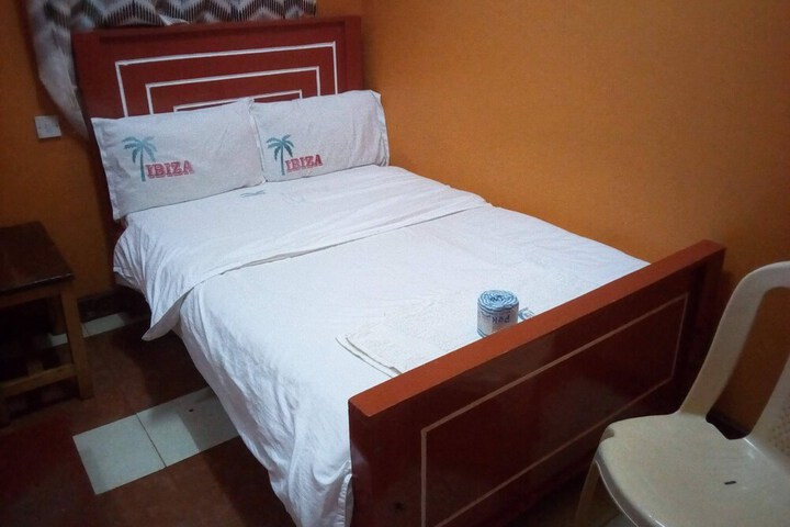 Room 12 of 18