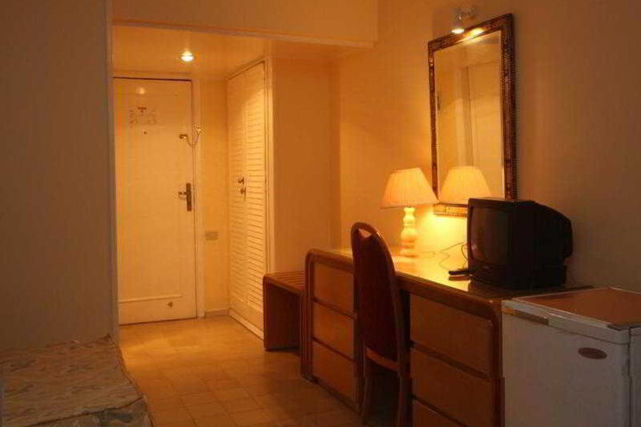 Room 6 of 8