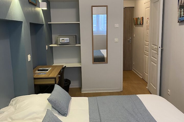 Room 27 of 76