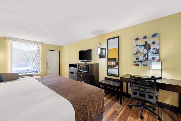 1 King Bed Upstairs High Speed Internet Accessible Microwave and Refrigerator, Continental Breakfast (7 of 16)