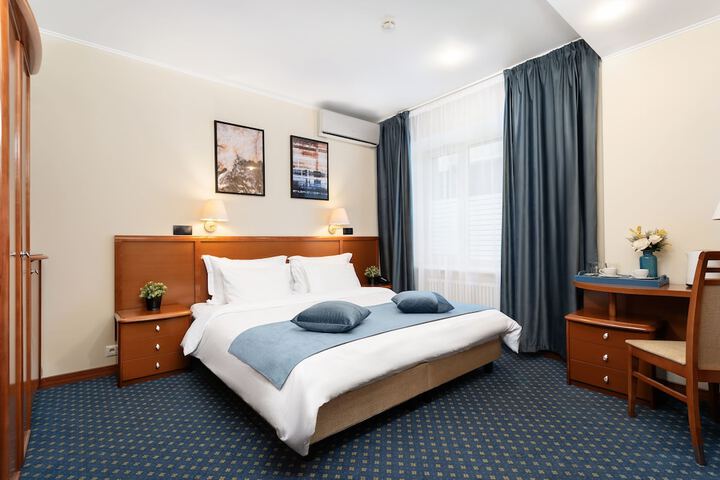 Room 11 of 28