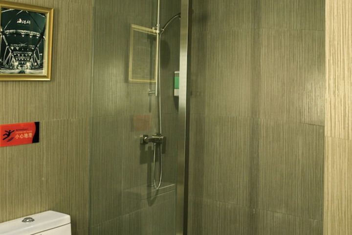 Room 30 of 48