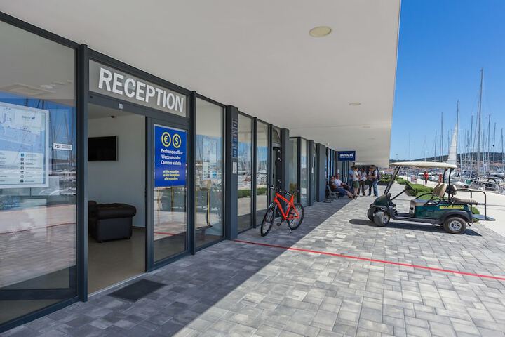 Check-in/check-out kiosk