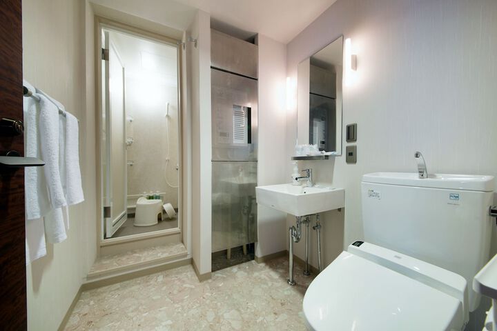 Room 42 of 111
