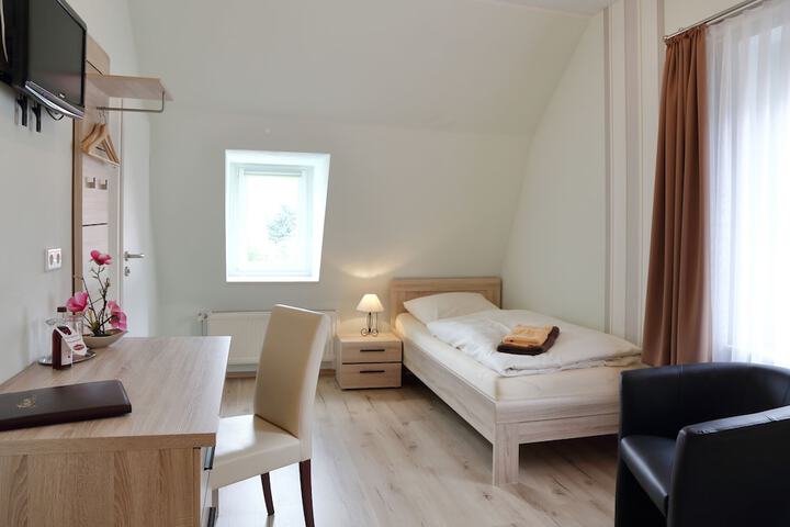 Room 13 of 40