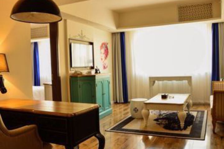 Room 10 of 12