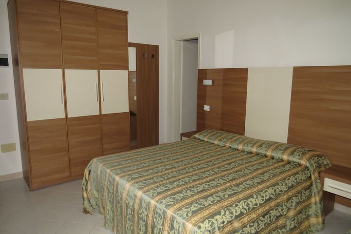 Room 14 of 90