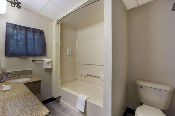 2 Double Beds (3 of 8)