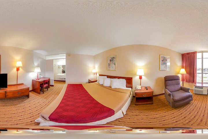 1 King Bed (5 of 11)