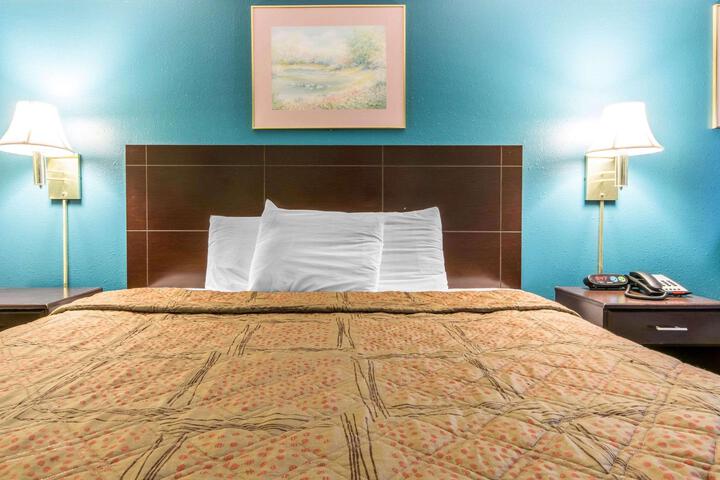 1 King Bed (4 of 13)