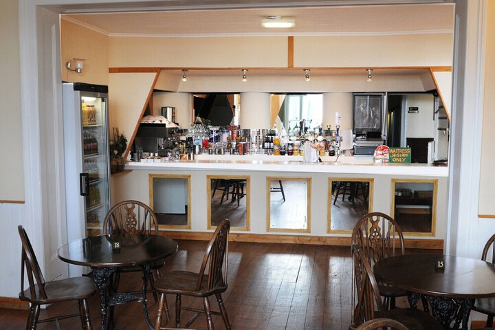 Lounge 17 of 25