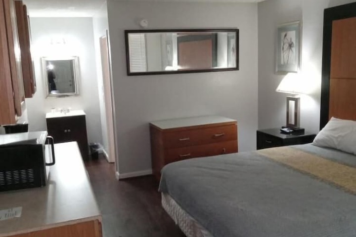 1 Queen Bed (14 of 19)