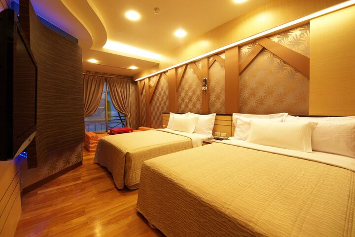 Room 6 of 11