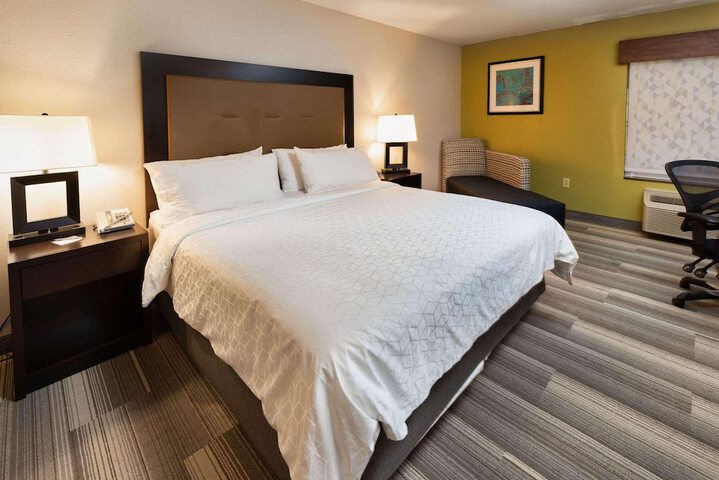 1 King Bed (2 of 7)