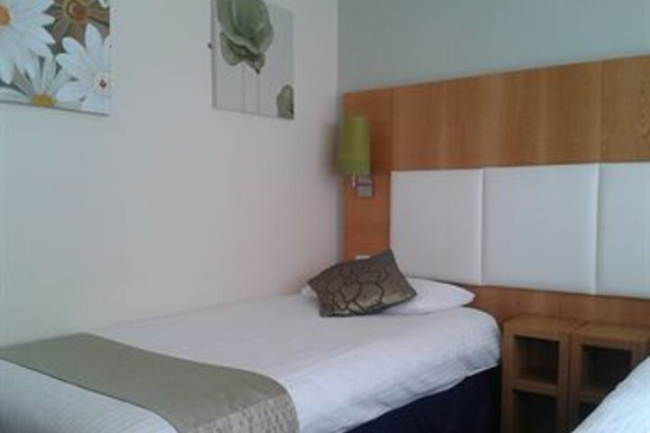 Room 5 of 12