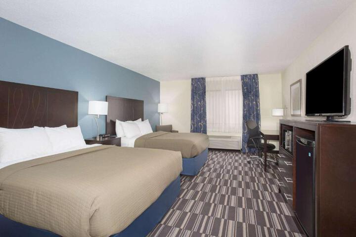 1 Queen Bed Mobility Accessible (5 of 6)