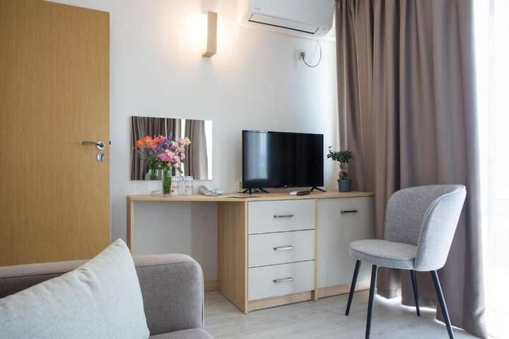 Room 37 of 100