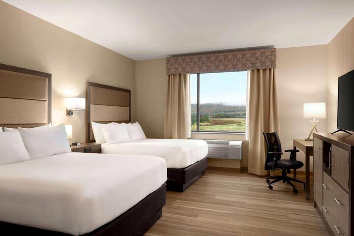 2 Queen Beds (7 of 8)