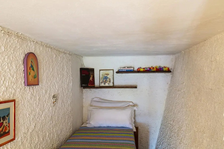 Room 14 of 18